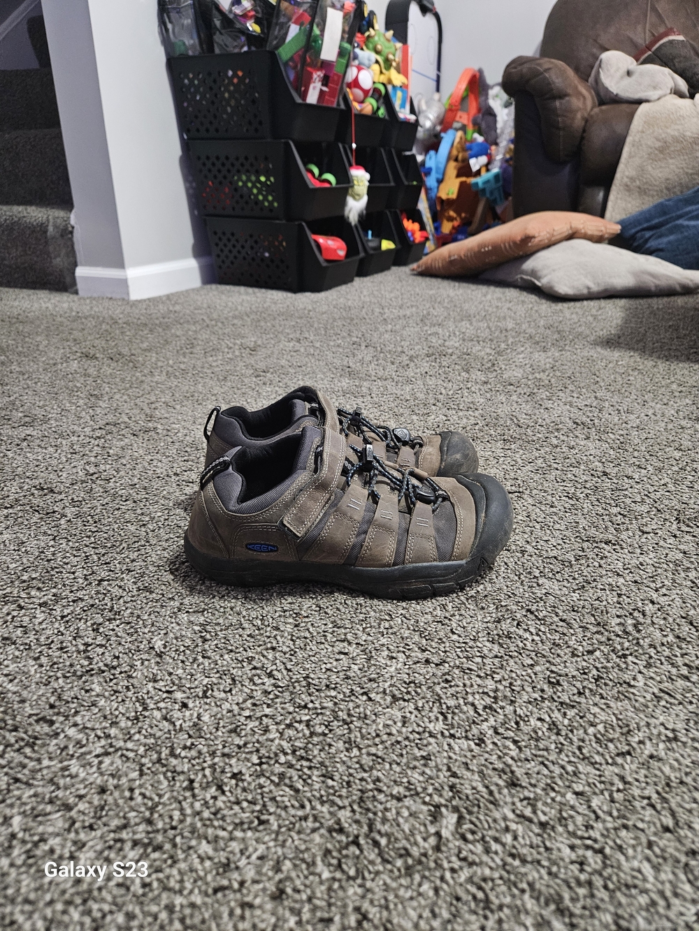 KEEN Kids Youth Size 4 Brown Leather Hiking Trail Shoes Hook & Loop Bungee Comfo